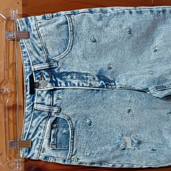 Material Girl Distressed Embroidered Daisy Jeans - Picture 4 of 7